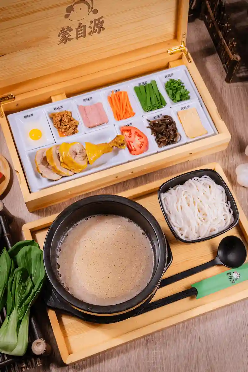 传统过桥米线 Traditional Beef Slices Rice Noodle 